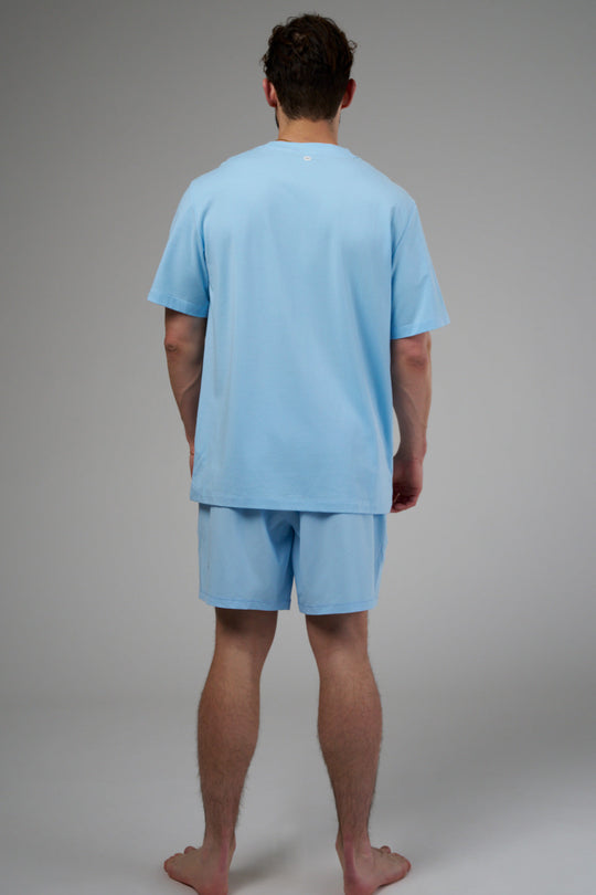 Performance shorts with built-in lining and pockets, designed for movement and all-day comfort.