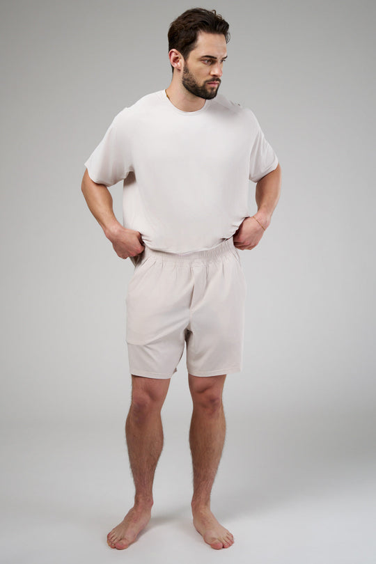 Performance shorts with built-in lining and pockets, designed for movement and all-day comfort.