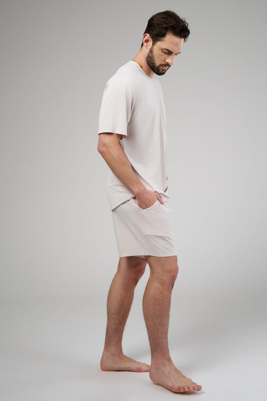 Performance shorts with built-in lining and pockets, designed for movement and all-day comfort.