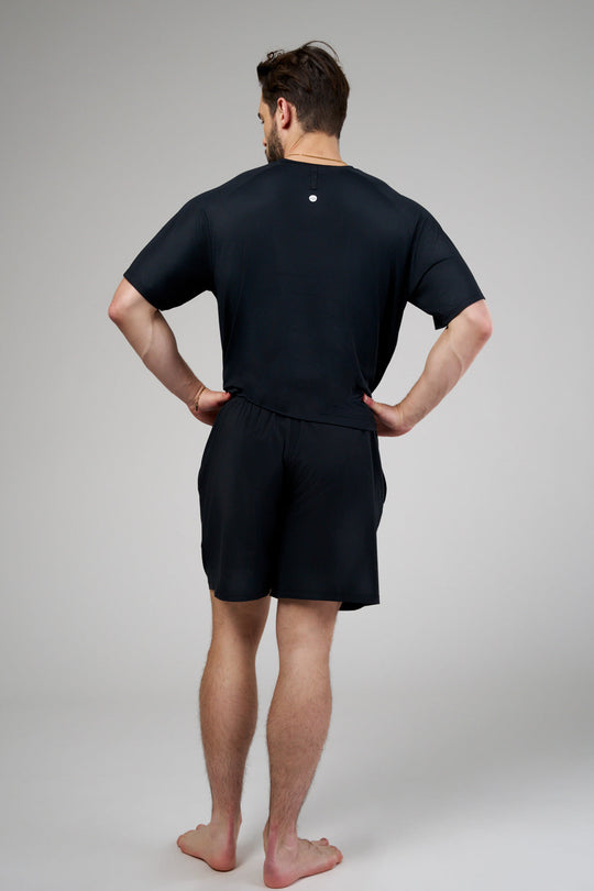 Performance shorts with built-in lining and pockets, designed for movement and all-day comfort.